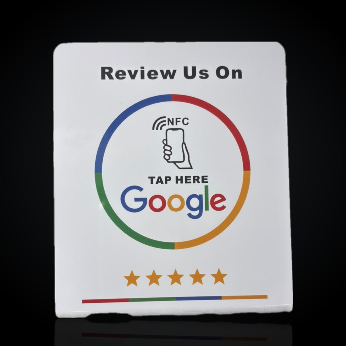 Soporte NFC blanco de reseñas de Google visto de frente, con el anillo de colores, el icono NFC y cinco estrellas, sobre fondo negro